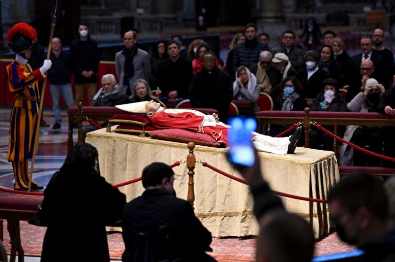 Hétfőn 65 ezren keresték fel XVI. Benedek pápa ravatalát a Vatikánban