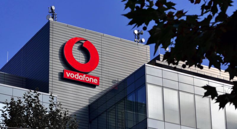 Jön a sosem látott giga keresztelő a Karmelita Kolostorban! Kapaszkodjon meg, ez lehet a Vodafone új, fideszes neve! 