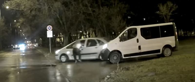 Konfliktuskezelés Csepelen: belekapaszkodott az autó ajtajába, ami nekihajtott egy táblának – videó