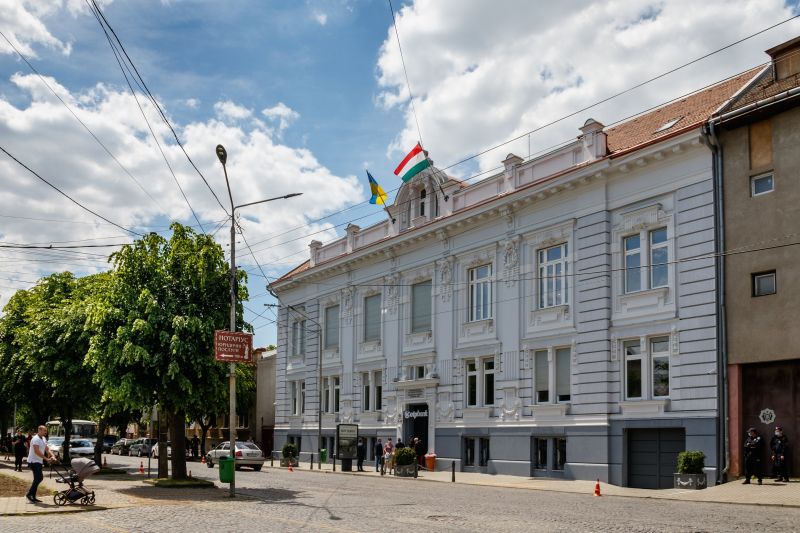 Kárpátalján leszedették a magyar zászlókat az iskolákról, több tanárt is kirúgtak