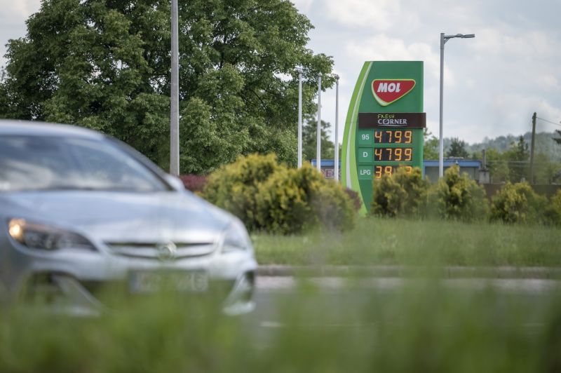 Megrohamozták a magyarok a külföldi országok benzinkútjait, mert ott olcsóbban lehet tankolni