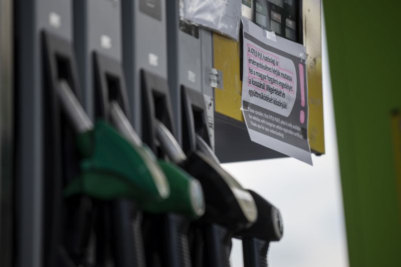 Változnak az üzemanyagárak – A hét közepétől már ennyiért tankolhatunk