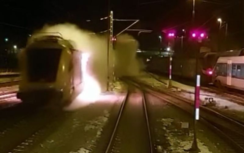 Lángoló, vezető nélküli mozdony szabadult el Németországban – videó