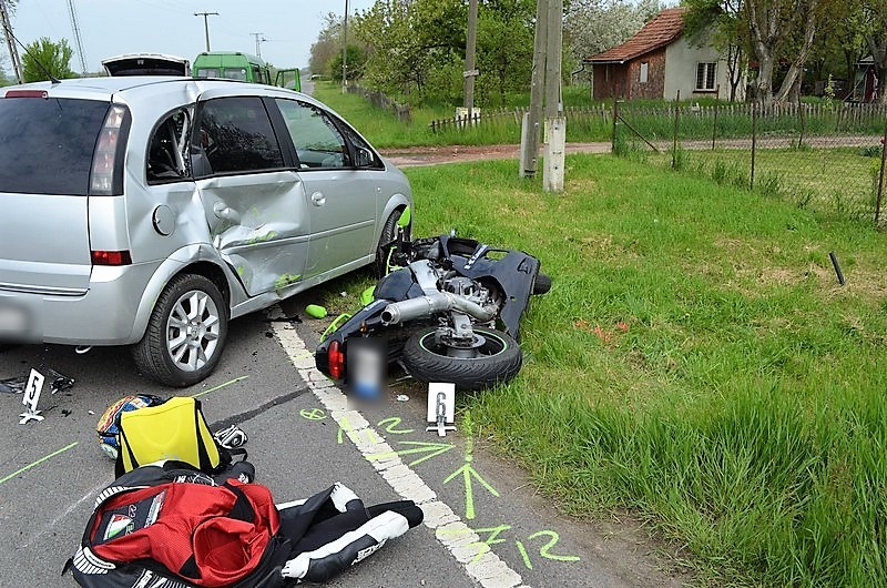 Egy motoros elé hajtott egy nő az autójával Püspökladánynál, súlyos balesetet okozott