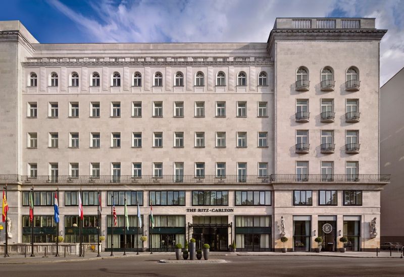 Eltévedt petárda találta el a budapesti Ritz-Carlton szállodát, sérülés nem történt 