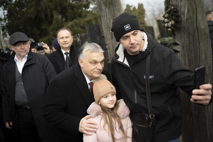 Kiderült! Ezért fotózkodott ezzel a kislánnyal Orbán Viktor vasárnap