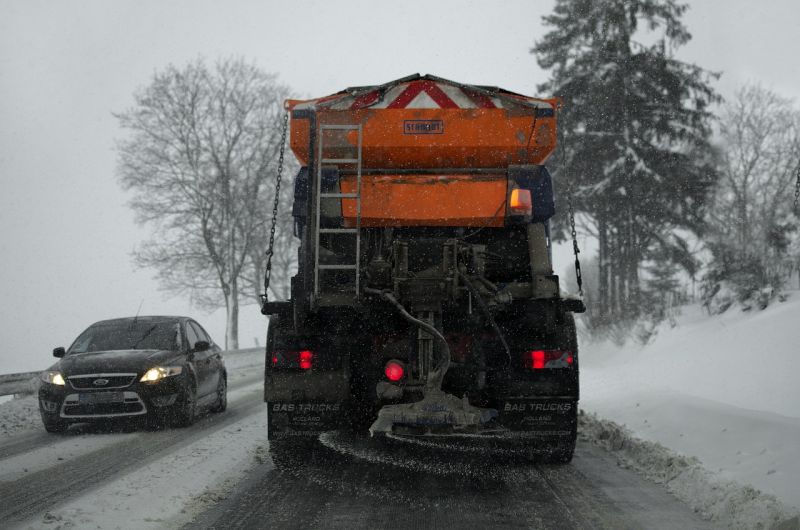 Magyar Közút: Dobogókő megtelt, a szabálytalanul parkoló autósok nehezítik a hóeltakarítást