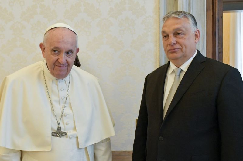 Bayer demens vénembernek nevezte, Bencsik szerint súlyos kárt okoz a keresztény világnak a pápa – Magyarországra látogat Ferenc pápa