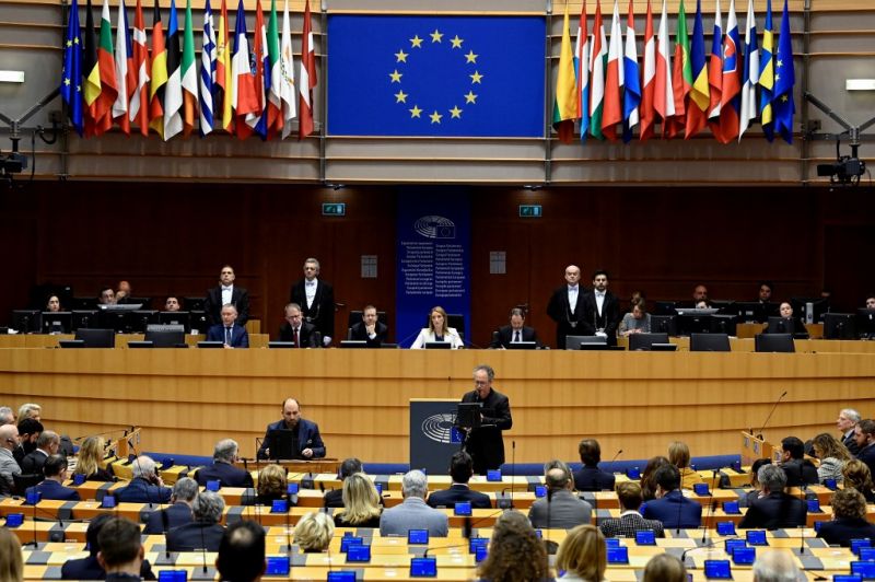 Mi történt? Felfüggesztették két EP-képviselő mentelmi jogát is