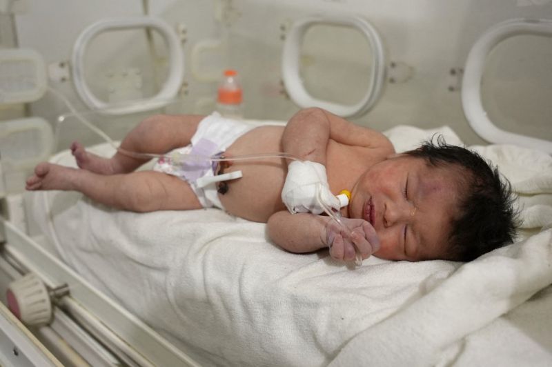 Sorban állnak a földrengés romjai alatt született kislányt örökbe fogadni kívánó szülők, ilyen az állapota 