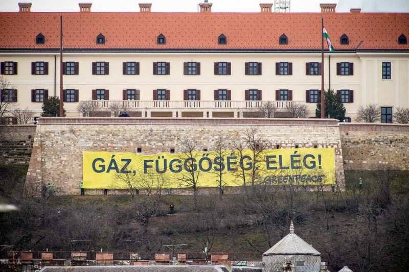 Orbán erkélye alá függesztett ki molinót a Greenpeace ezzel a felirattal: "Gáz, függőség: elég!"