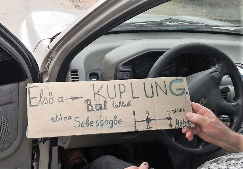 Ilyet még a rendőrök sem láttak soha: kartonpapírra rajzolt utasításokkal vezette autóját egy sofőr Veszprémben