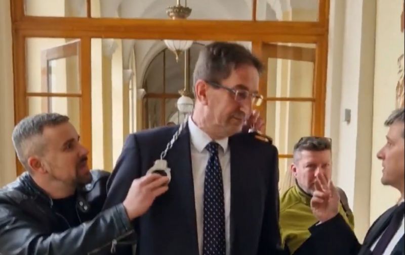 Jakab Péter bilincset akasztott Völner Pál nyakába a csütörtöki tárgyalás szünetében – videó!