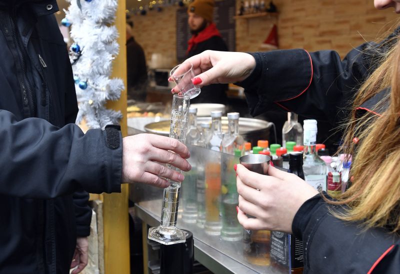 Hiába vesznek a magyarok kevesebb alkoholt a szeszeszitalcégek bevétele egyre csak nő 