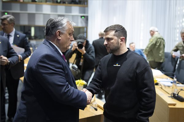 "A testbeszédük mindent elárul" – sokatmondó fotón Orbán Viktor és Zelenszkij kézfogása