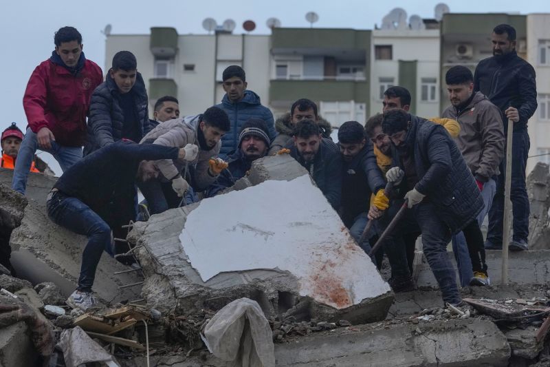 Török-szíriai földrengés: Több mint 9500 ember halt meg, a mentők versenyt futnak az idővel – Megrázó képek érkeztek 