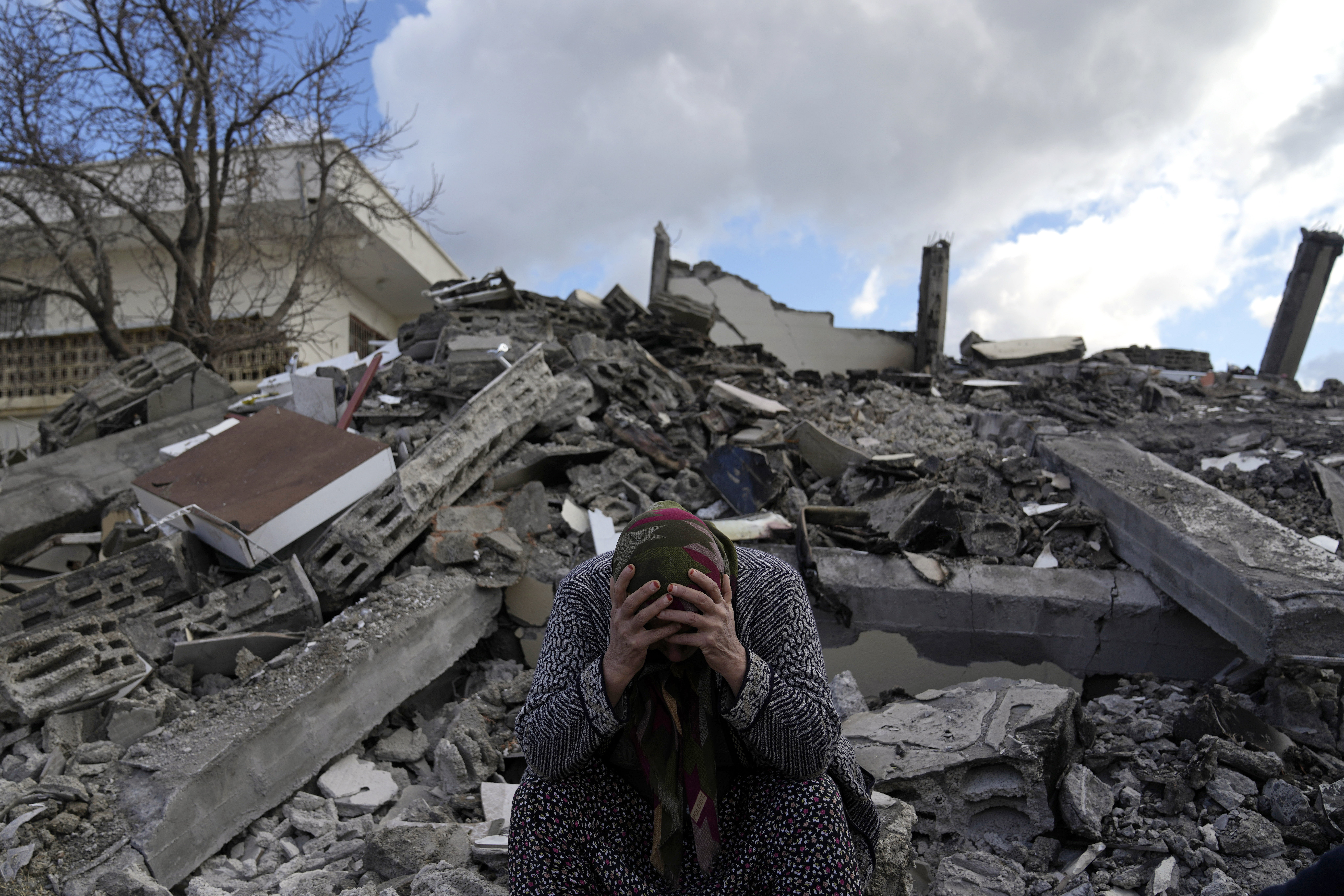 Török-szíriai földrengés: Több mint 9500 ember halt meg, a mentők versenyt futnak az idővel – Megrázó képek érkeztek 