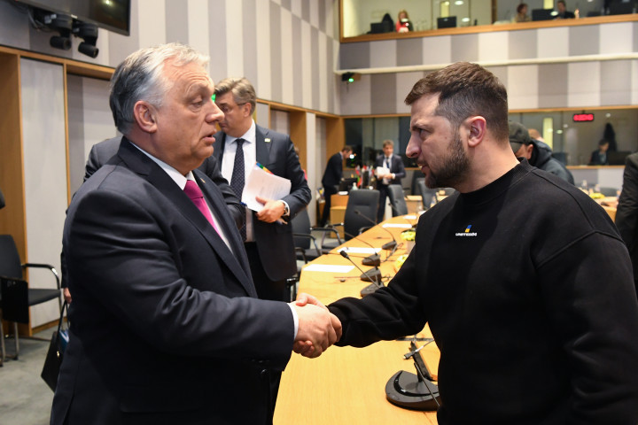 "Testbeszéd! Na, olvassatok libsik!" – Orbán nagyon másképp mutatta be azt a bizonyos Zelenszkij-kézfogást, mint a hivatalos fotók, hívei fel is ültek a dilivonatra  