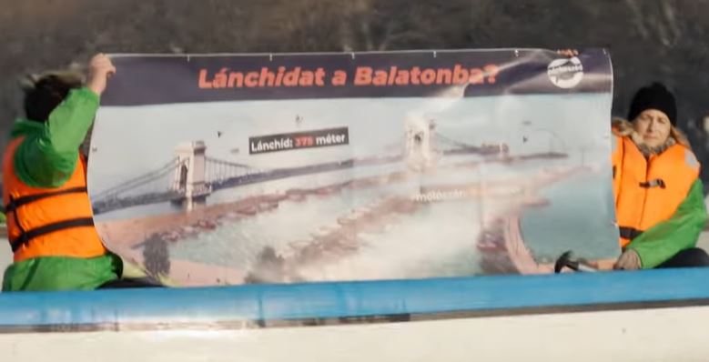 A vízen tiltakozott a Párbeszéd a balatonföldvári mólóépítés ellen – videó