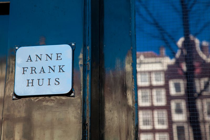 Antiszemitának minősítették az Anne Frank házára írt szöveget a holland hatóságok