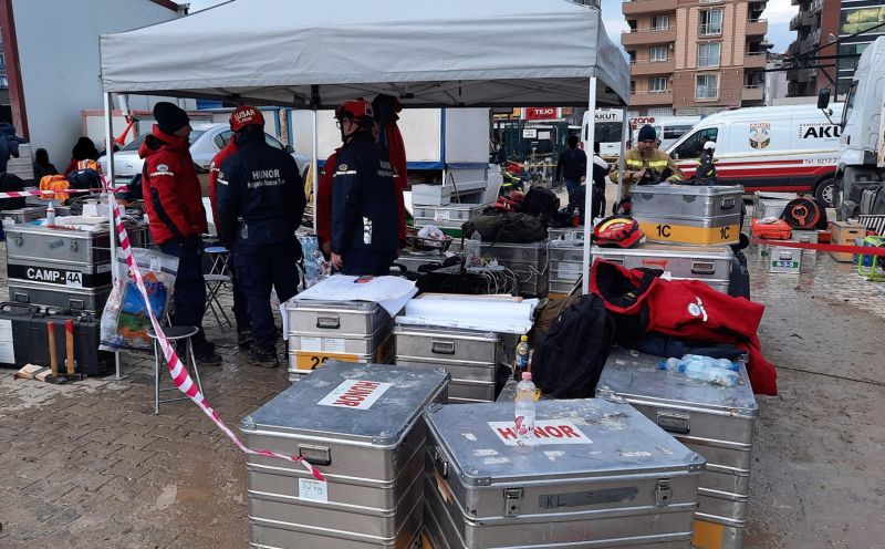 Már 12 túlélőt mentett ki a romok alól a Hunor mentőcsapat Törökországban
