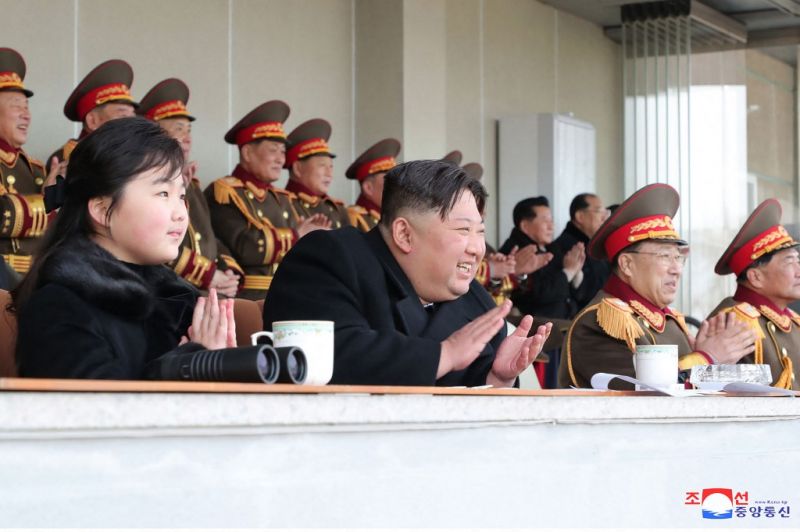 Kim Dzsong Un focimeccset néz a kislányával, miközben az országa ballisztikus rakétákat szór