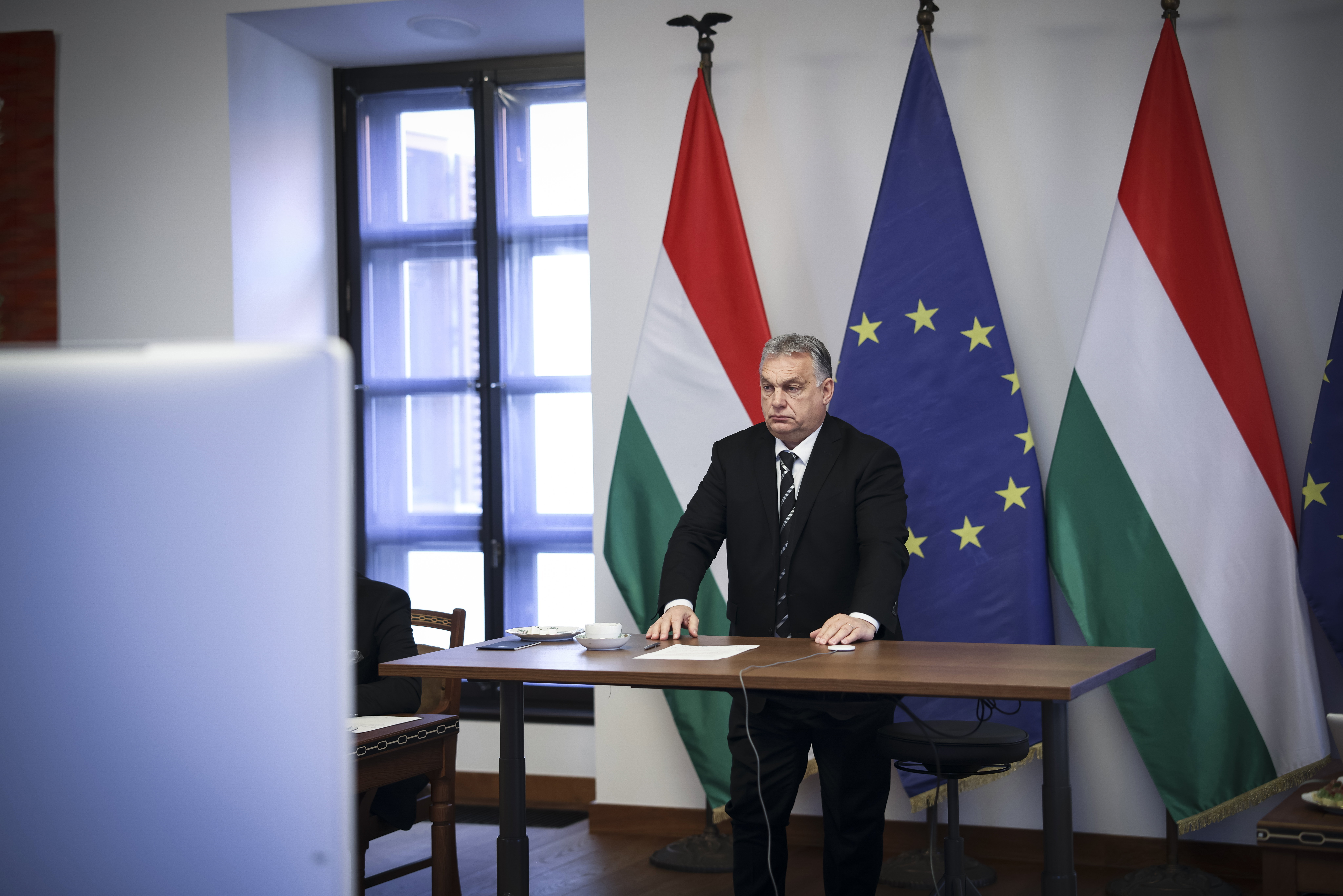 „Orbán király birodalma” címmel kellemetlen riportot hozott le címlapon egy svájci 