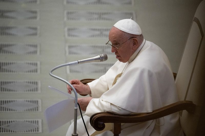 Ferenc pápa kész közvetíteni a kijevi barlangkolostor ügyében