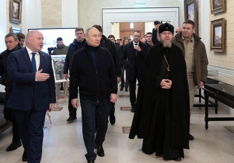 Váratlanul Mariupolba látogatott Putyin, megnézte az orosz csapatok által lebombázott színházat is