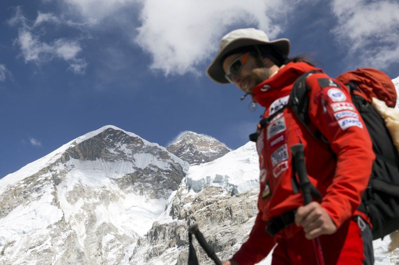 Oxigénpalack és teherhordók nélkül készül a Mount Everest megmászására Suhajda Szilárd 