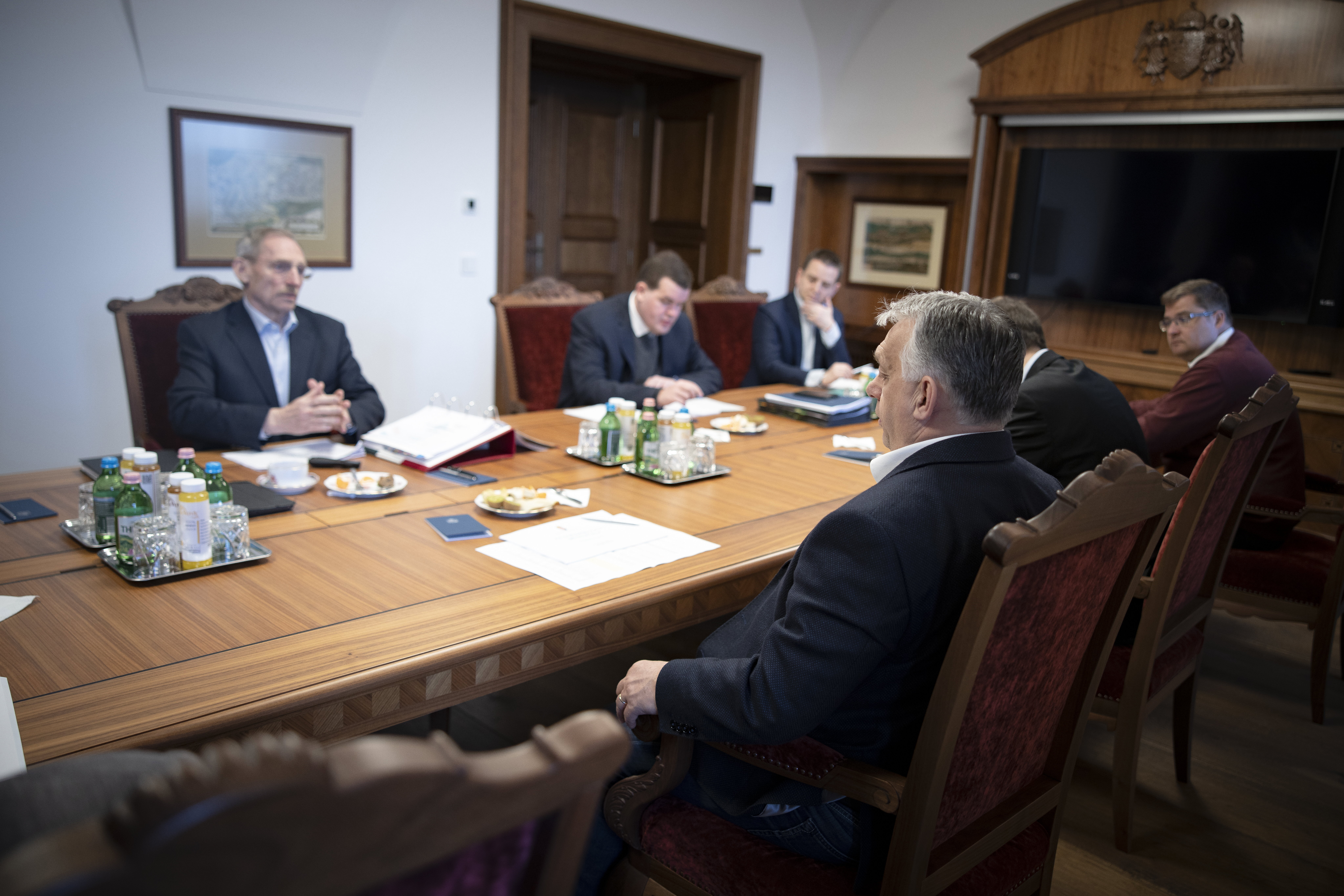 Olyan gúnyos üzenetet küldött Orbán kormányának a cseh külügyminiszter, hogy beleremeg a Karmelita 