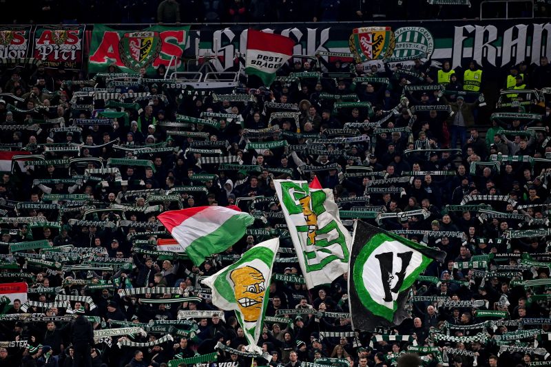 Sokkoló, métereket zuhant a szurkoló a Puskás Aréna faláról a Fradi-Leverkusen meccs alatt – videó 
