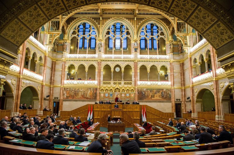 A Fidesz békepárti(!) határozatot nyújtott be – Eszerint Magyarországot senki nem sodorhatja bele a háborúba