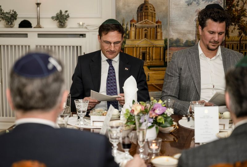 A Jobbik elnöke pár éve zsidókat listázott volna, most kipában vacsorázott az amerikai nagykövettel
