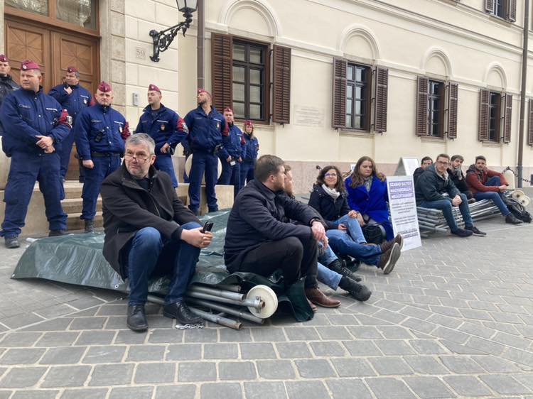Hadházyt lerohanták Orbán rendőrei a kordonbontása után