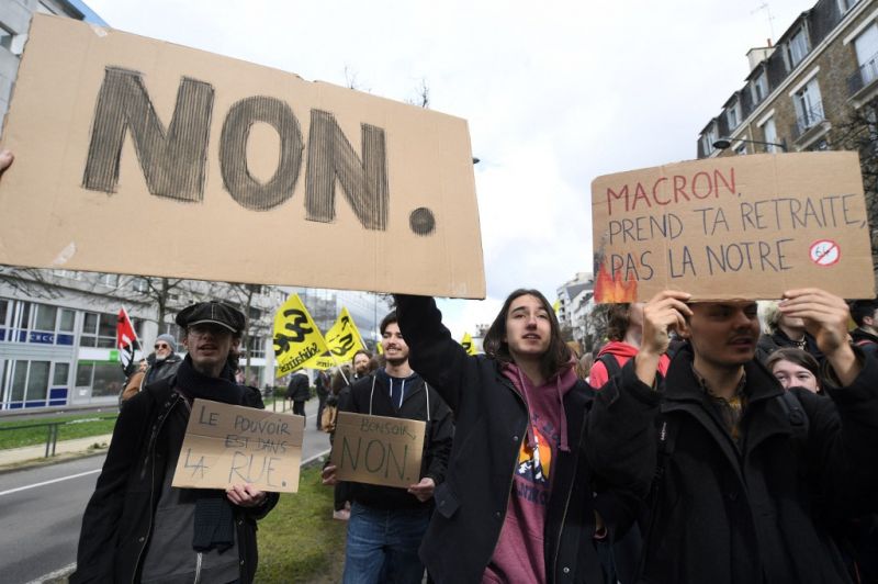 A tüntetők bekeményítettek, Párizs lángol: Macron megkerüli a szavazást, mindenképpen lesz nyugdíjreform 