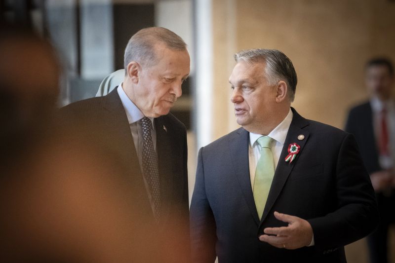 Orbán Viktor legjobb barátai között mutatott irányt a világnak: a békét harsogta a Türk Államok Szervezetének csúcstalálkozóján 