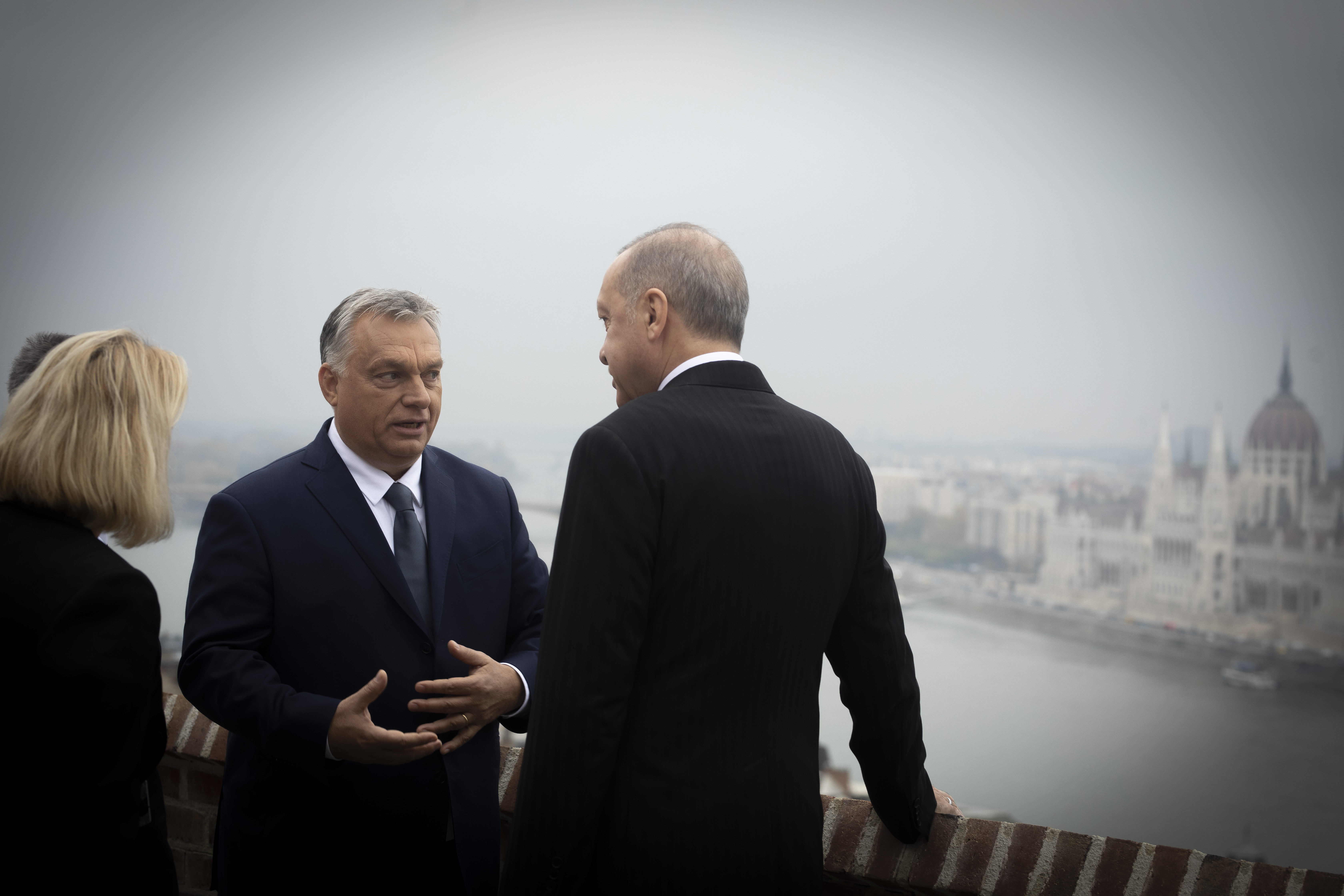 Viktor Orbán una vez más vio la oportunidad de arrojar un poco de luz sobre Hungría - vídeo