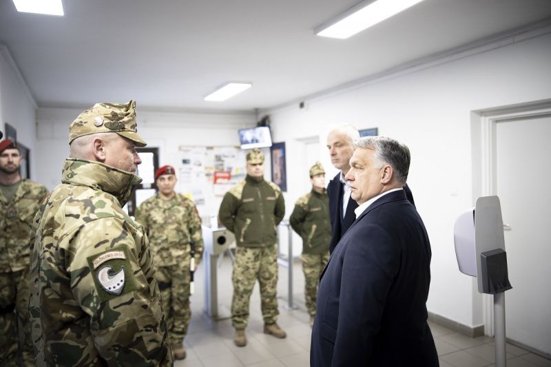"Hogy erősek maradjunk, ahhoz kell hadsereg, de elsősorban hazaszerető emberek, és most nem csak a férfiakról beszélek" – Orbán bejelentette, hogy jön az országvédelmi terv