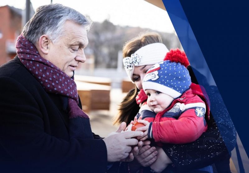 Orbán Viktor érzelmes fotókkal bizonygatja, hogy mennyi jót tesz ezzel az országgal, és milyen sokan szeretik