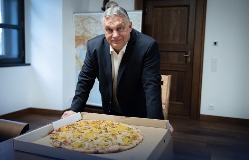Orbán Viktor megkóstolta az Orbán-pizzát – Képet is posztolt róla 