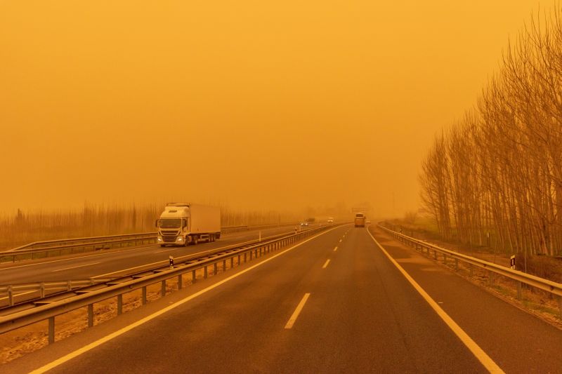 Vigyázat! Homokfelhő, sűrű por és viharos szél a magyar utakon