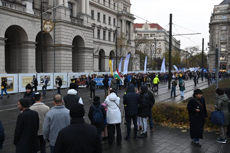Mai tüntetés Budapesten – Újabb csoport kezdett nyíltan elégedetlenkedni