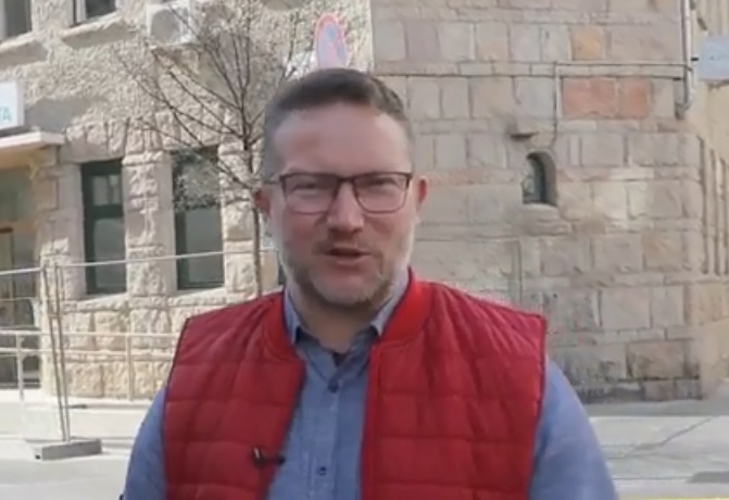 Sötét zsarolásokba beszorult, harmadrangú szereplő – Ujhelyi bicepszméregető Fideszről beszélt a svédeknek
