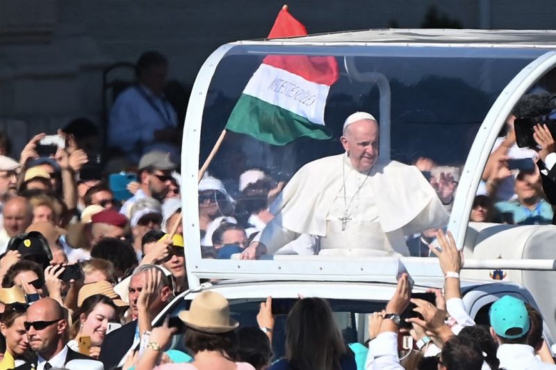A Szijjártó Péter luxusyachtozását megörökítő fotóst nem engedi a pápa közelébe a titkosszolgálat