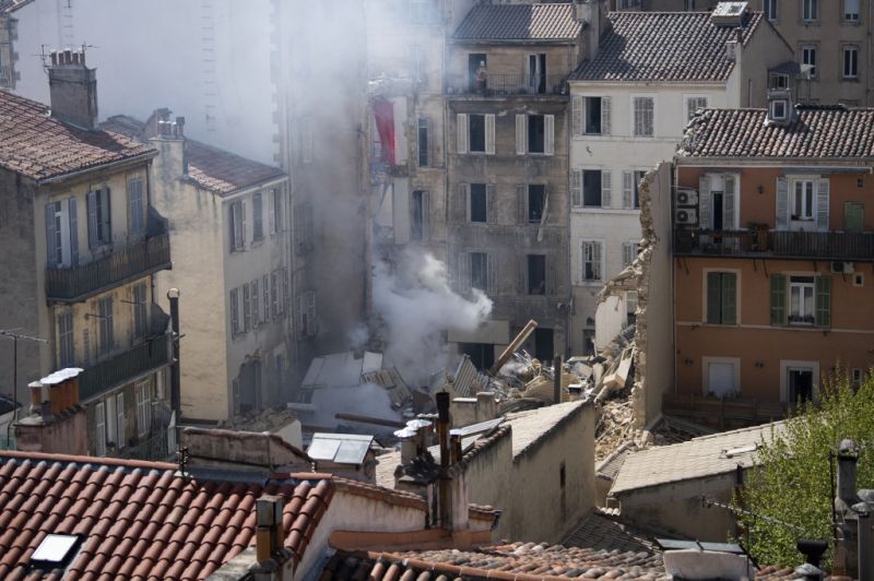 Akár tíz ember is lehet az összedőlt marseille-i épület romjai alatt