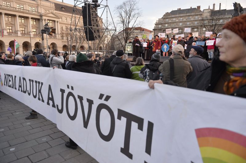 Nyílt levéllel tiltakoznak a bosszútörvény ellen a budapesti elitgimnáziumok tanárai 