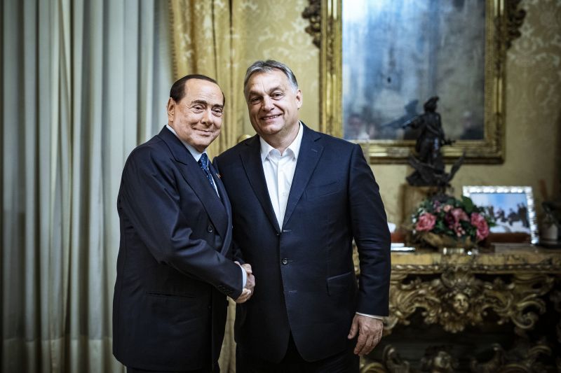 Intenzív osztályon fekszik Orbán barátja – Légzőszervi megbetegedés miatt kerülhetett kórházba Berlusconi