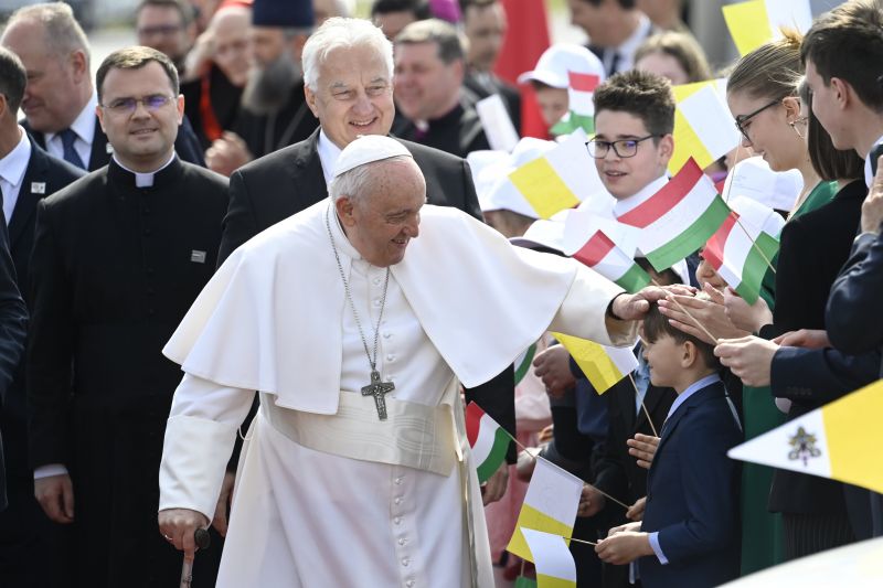Ferenc pápa megérkezett Budapestre, Semjén és Szijjártó várta Ferihegyen, valamint 100 gyerek kenyérrel és sóval  – Itt vannak az első fotók a katolikus egyházfőről 