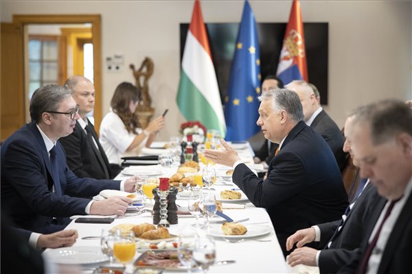 Orbán Viktor megérkezett, a reggeli is lement – fotó
